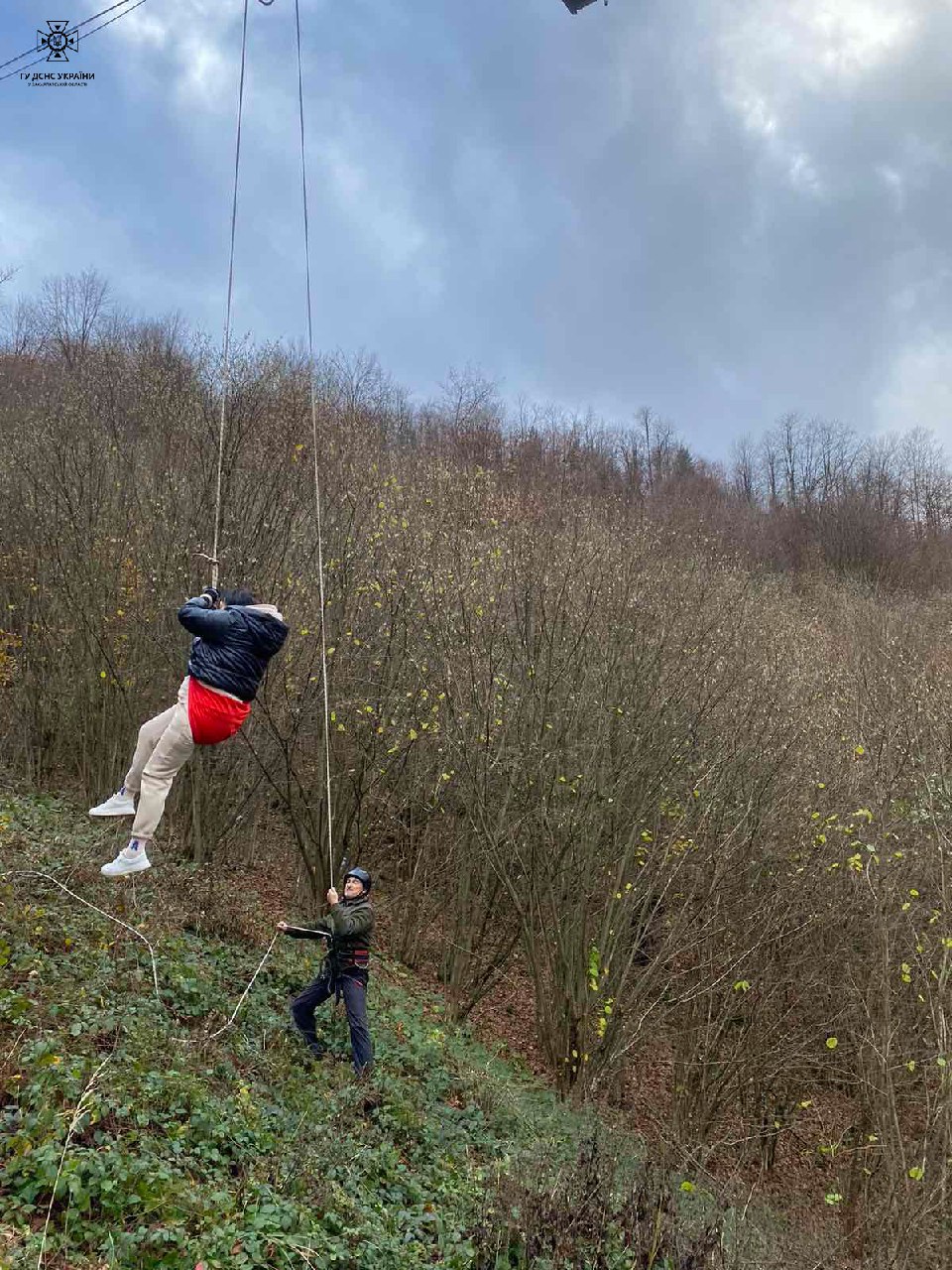 На Закарпатье десятки туристов застряли на подъемнике в горах: фото — фото