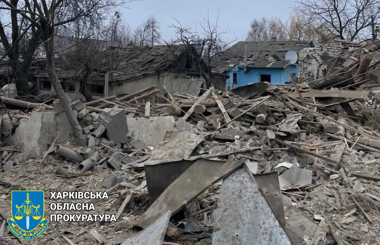 Появились кадры последствий удара по городу Златополь: пострадали 11 человек — фото 7