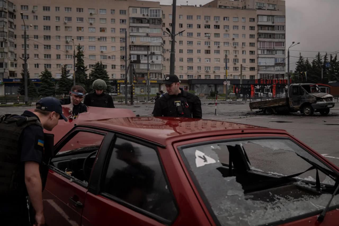 Обстрел Харькова из ”Пионов”: погибли 8 человек, тело младенца отбросило на крышу подъезда  — фото 4