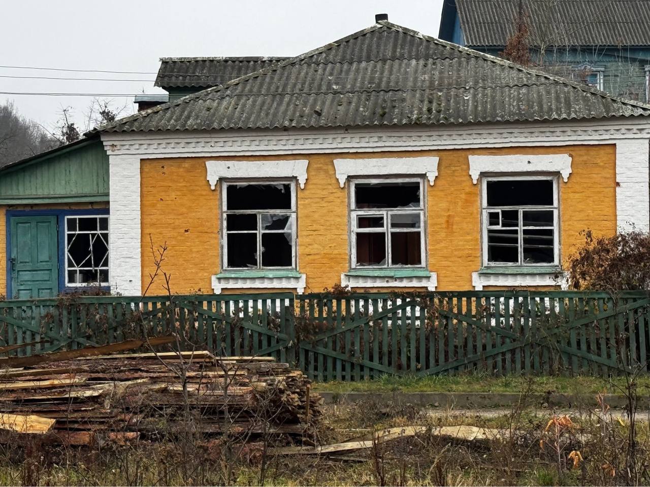 Три человека пострадали в своих домах в результате российского удара по Черниговской области — фото 10