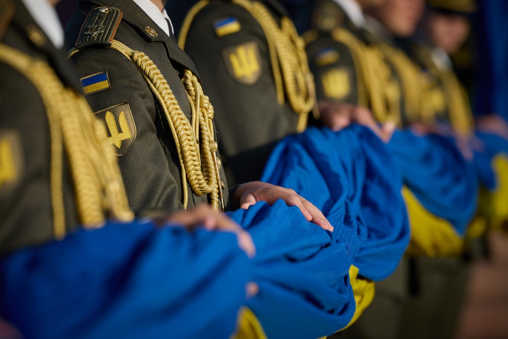 В Киеве по случаю Дня Государственного флага подняли уникальный стяг: фото — фото