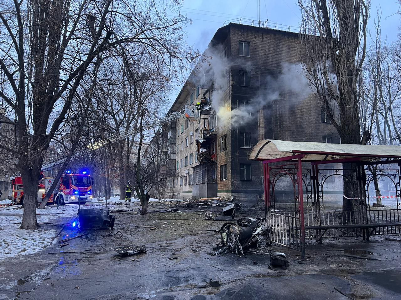 Одна из жертв удара по Киеву находится в состоянии клинической смерти: фото последствий — фото 6
