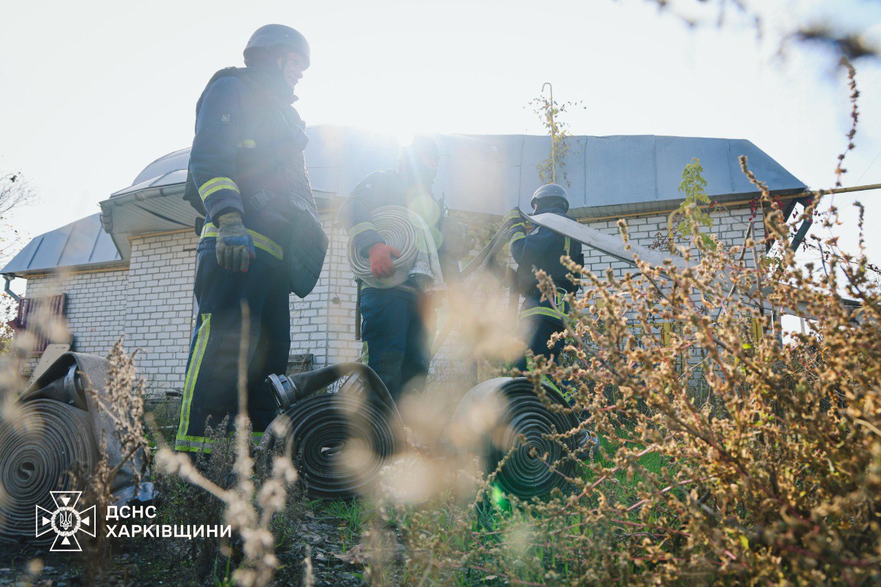 Спасатели показали последствия российского обстрела КАБами Харькова — фото 6