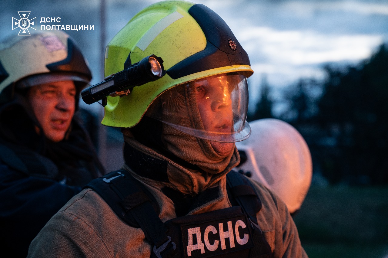 Спасатели показали кадры ликвидации последствий российского обстрела в Кременчугском районе — фото 9