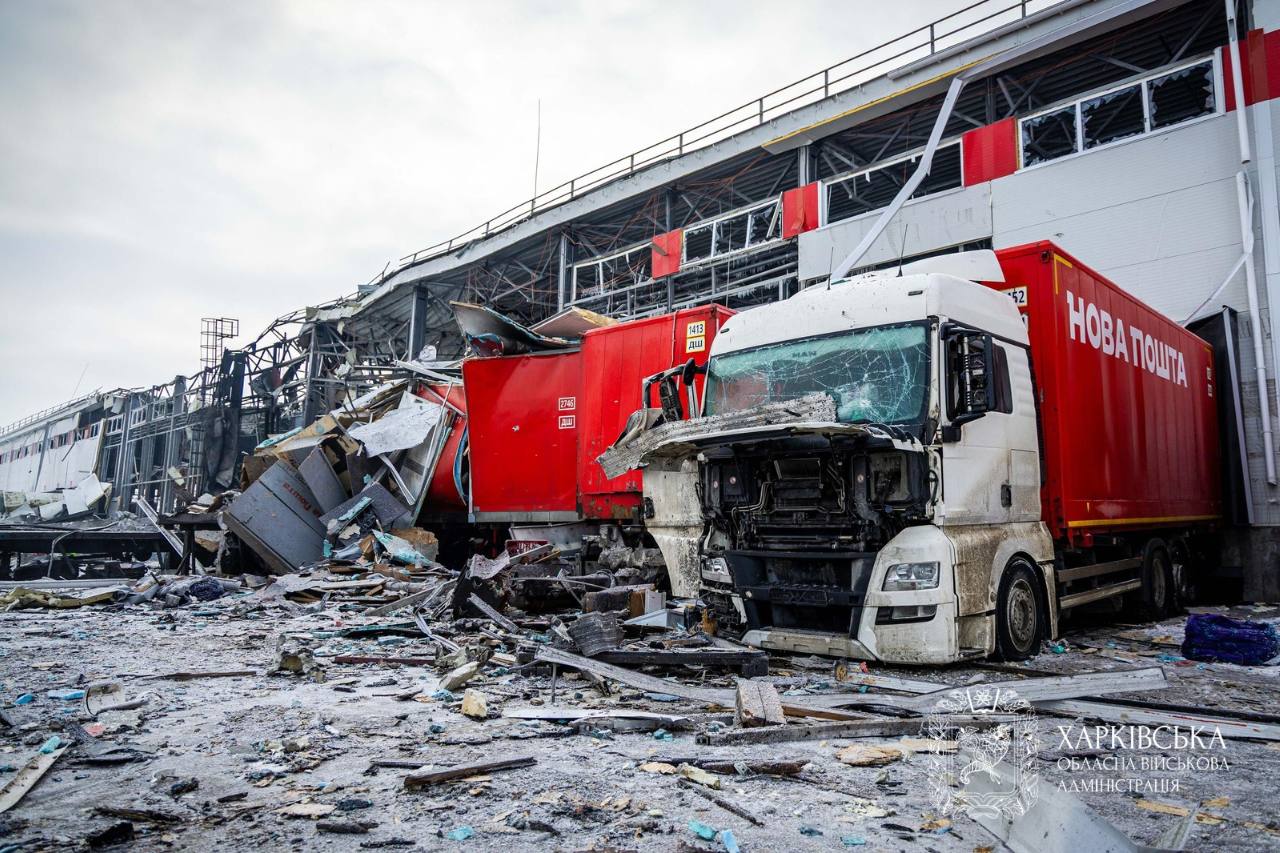 Обстріл ”Нової пошти” під Харковом: ракета влучила в укриття, загинули 2 людини — фото 1