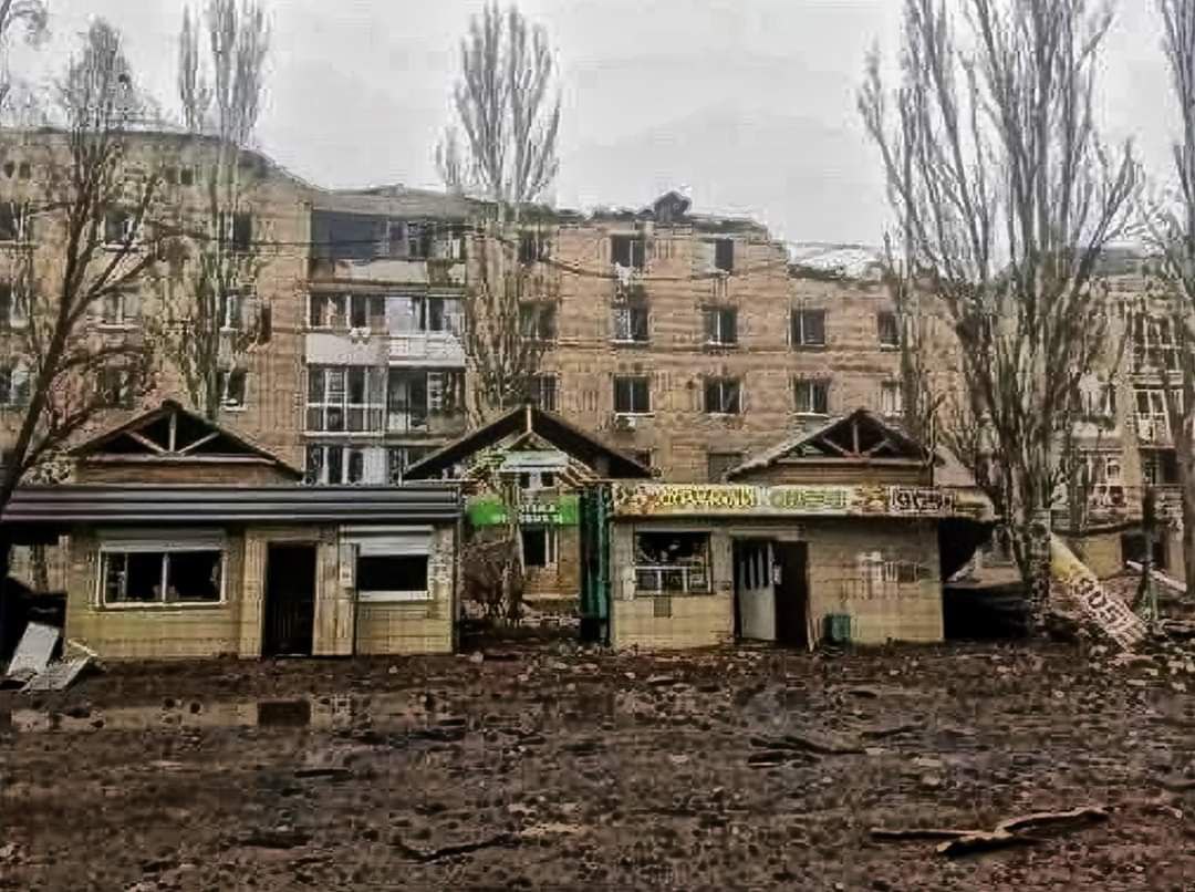 Російські військові обстріляли пожежну частину у Святогірську: один рятувальник загинув, 4 поранені — фото