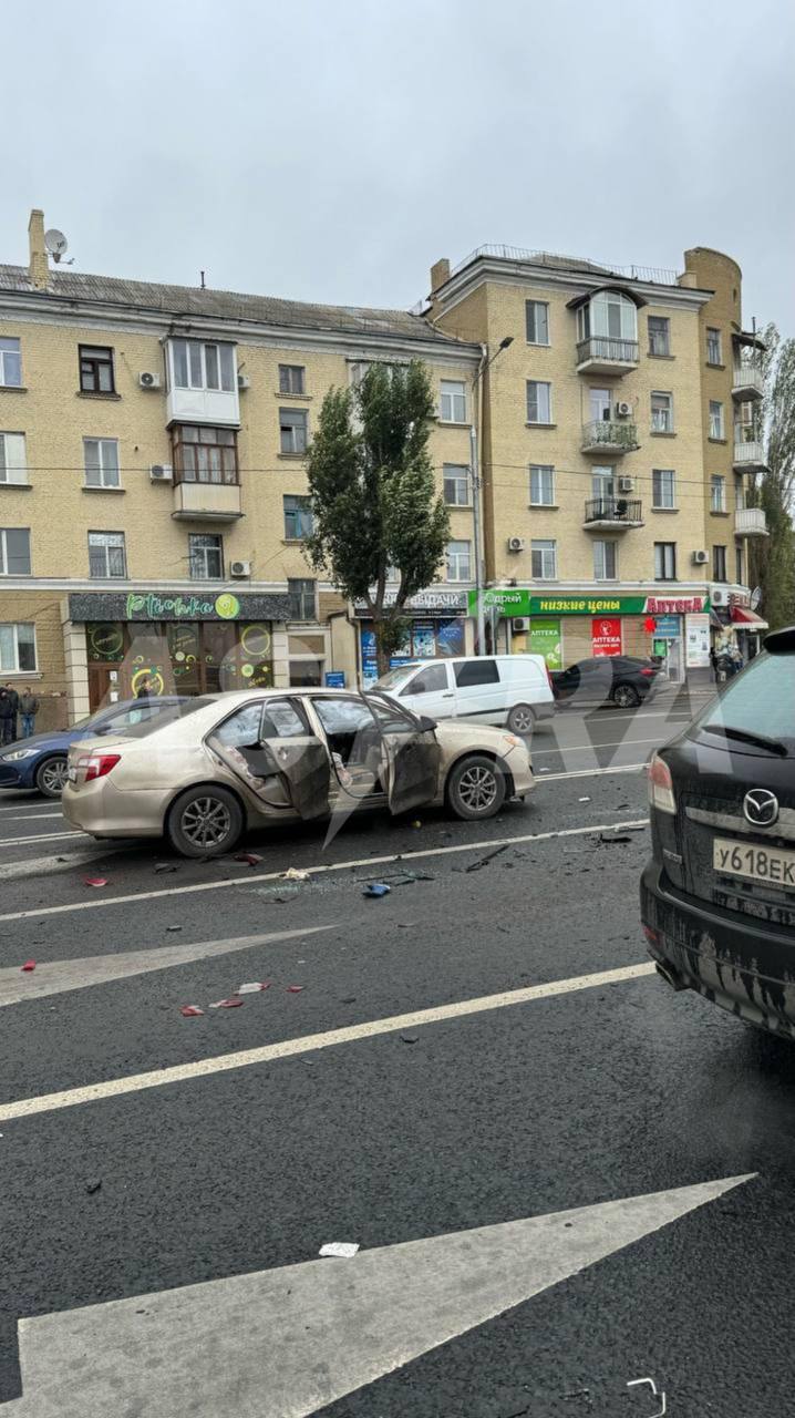 В центре оккупированного Луганска прогремел взрыв: загорелась машина (кадры) — фото 2