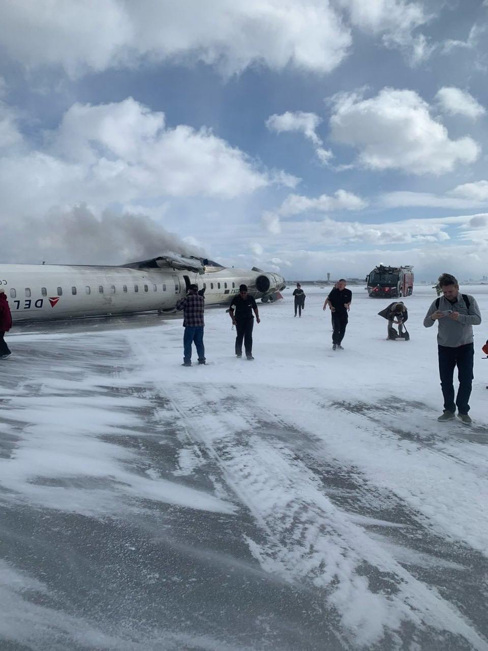 Момент падіння літака авіакомпанії Delta Airlines у Торонто потрапив на камеру — фото 3