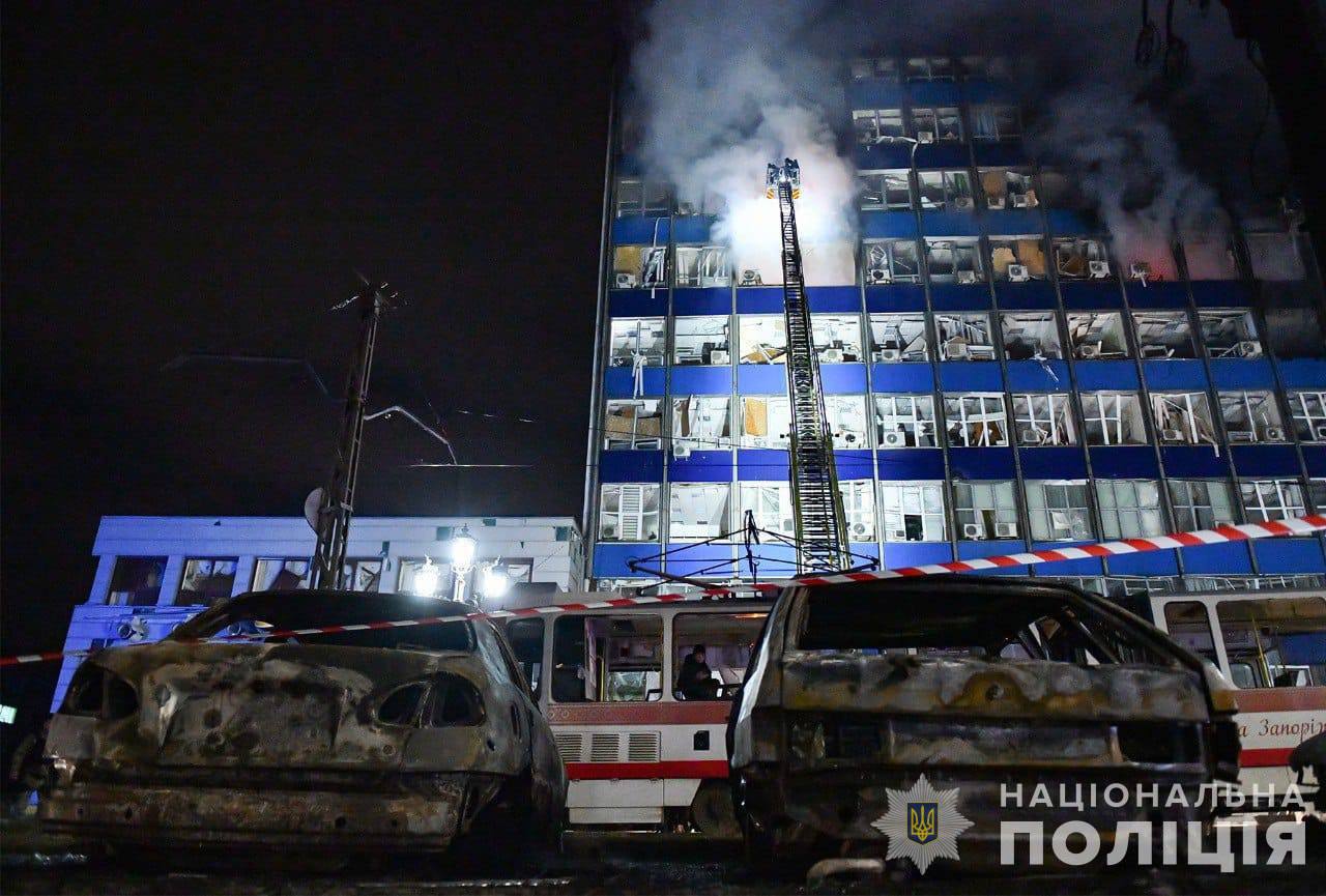 В результате удара по Запорожью погибли 13 человек, 63 - пострадали — фото 12