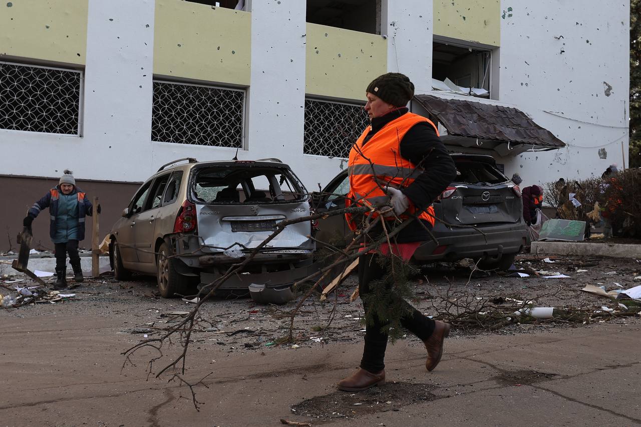 В Ізюмі госпіталізовано 24 особи, троє - у важкому стані — фото 13