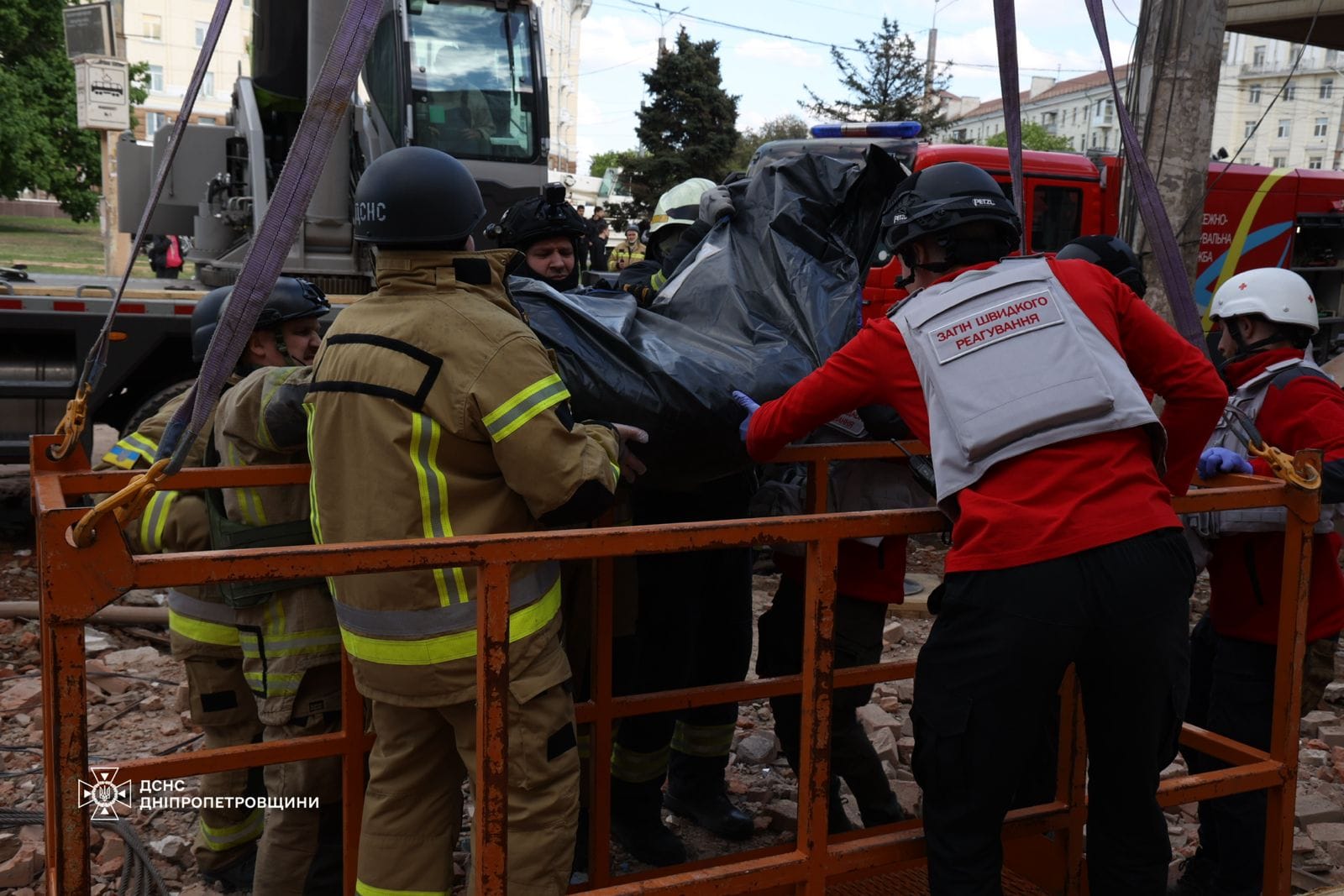 В Днепре из-под завалов жилого дома достали тело женщины: фото, видео — фото 3