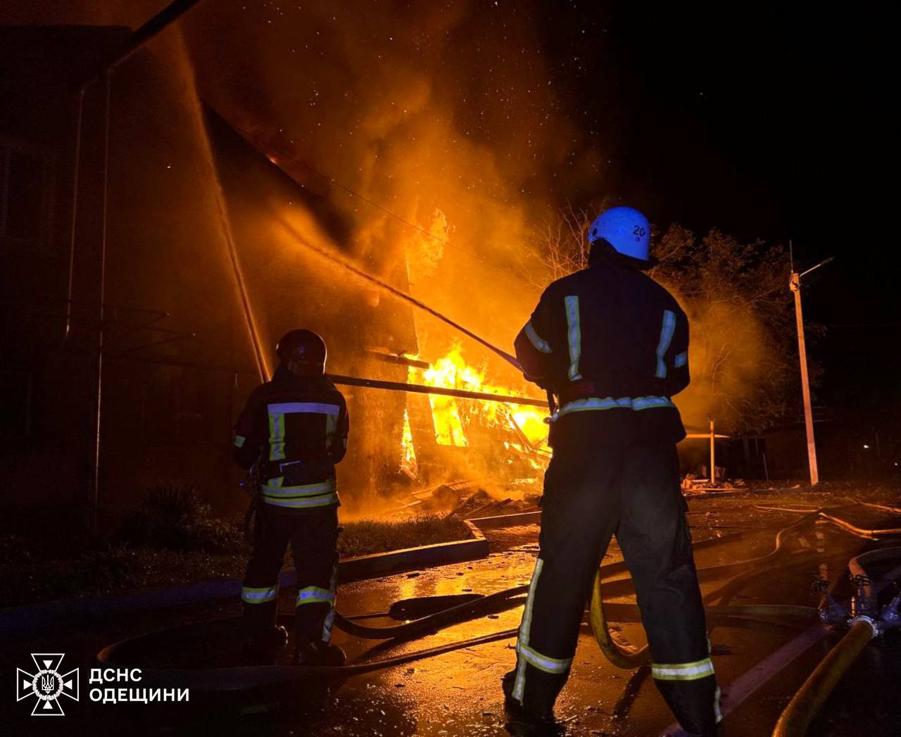 Троє людей загинули, 14 поранено внаслідок обстрілу Ізмаїла: момент обвалення житлового будинку на відео — фото 5