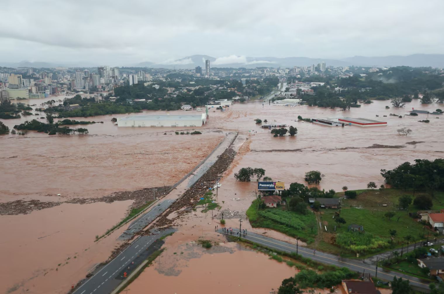 Из-за мощных дождей в Бразилии погибли минимум 39 человек, около 70 пропали без вести: фото — фото 3
