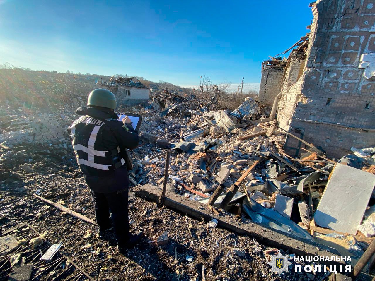 Двое погибших, десятки разрушенных домов: кадры последствий удара КАБов по Купянску — фото