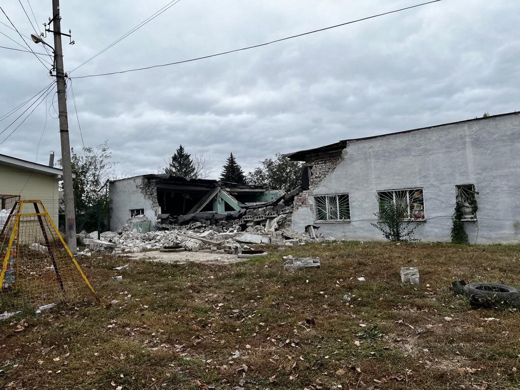 Удар по Покровську: одна з російських ракет влучила у будівлю соцзахисту, де були десятки людей — фото