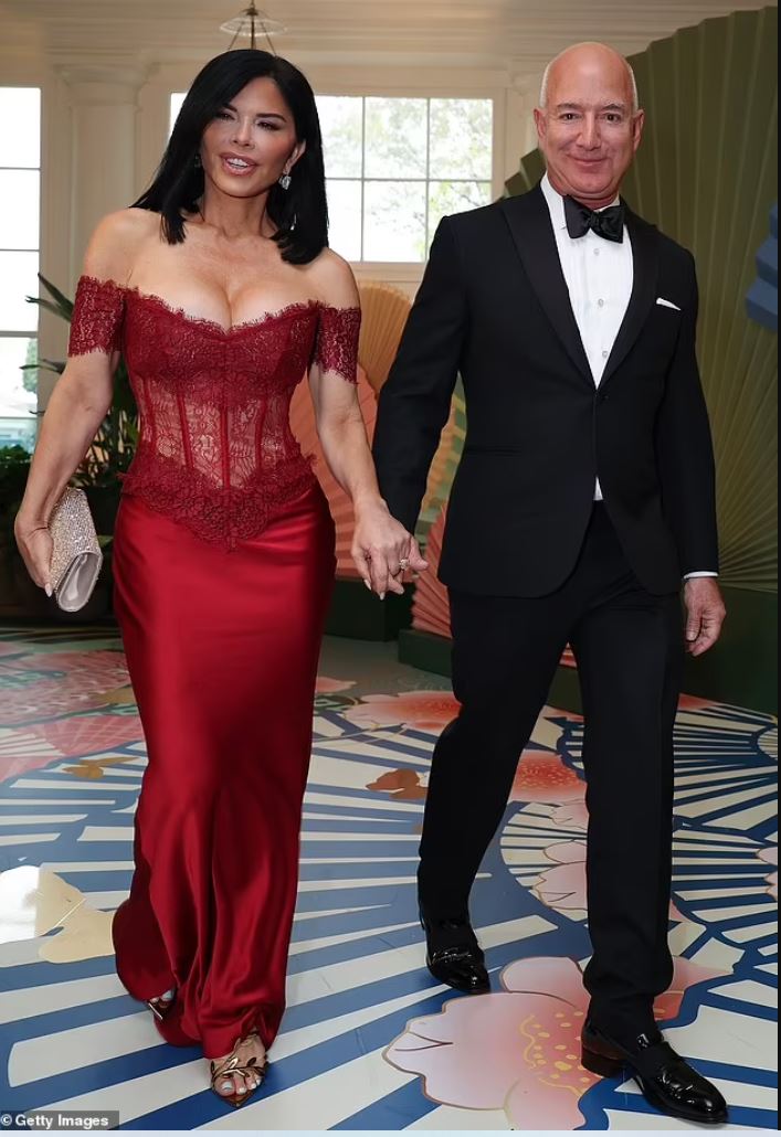 Подружку Безоса раскритиковали за вульгарное платье на ужине в Белом доме — фото