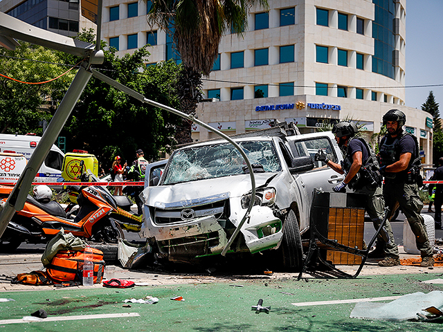 В Тель-Авиве водитель протаранил группу людей, а затем изрезал острым предметом — фото