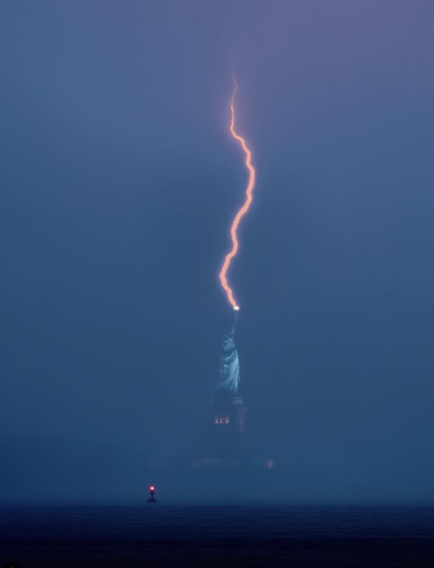 У США блискавка вдарила прямо в статую Свободи: унікальні кадри — фото
