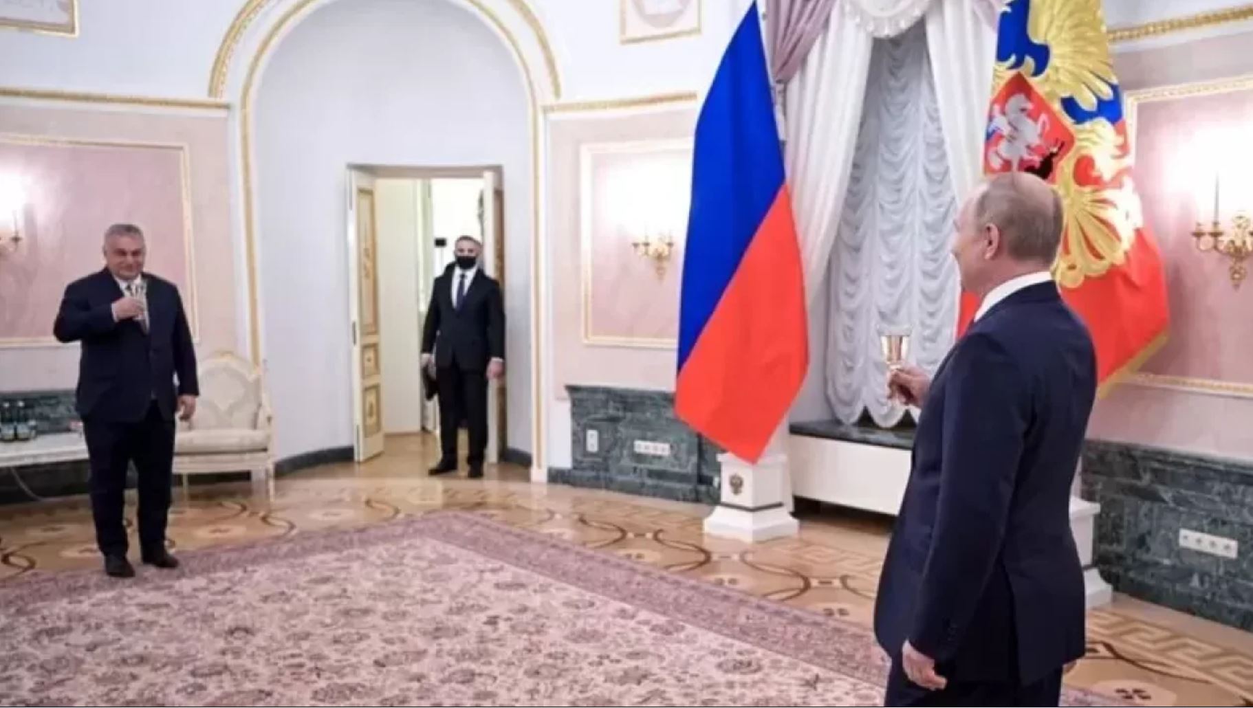 Путін знову розсмішив гігантським столом на зустрічі: фото — фото