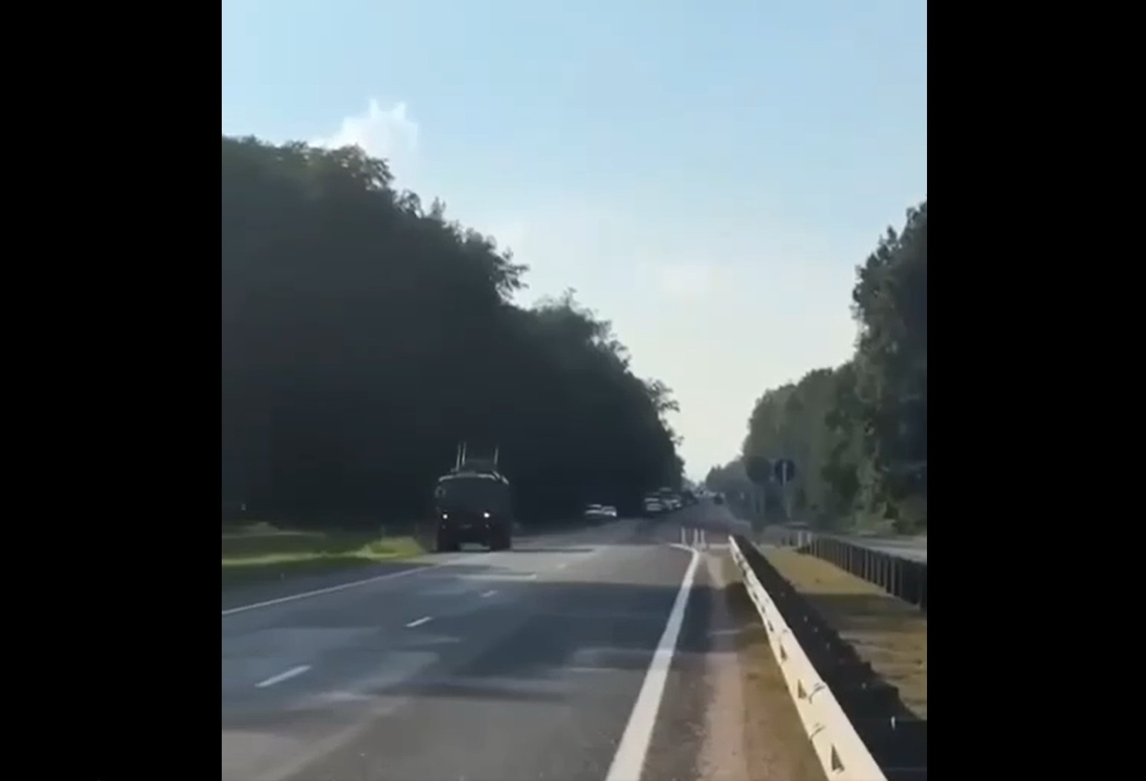 Росія встановила ”Іскандери” на трасі неподалік кордону з Польщею в Калінінградській області: відео — фото 1