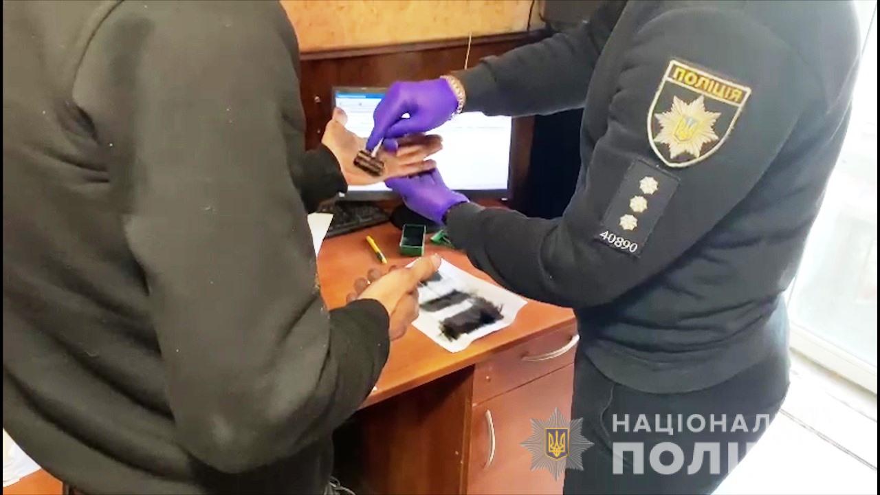 В Одессе пьяная компания жестоко избила и ограбила офицера полиции — фото 3