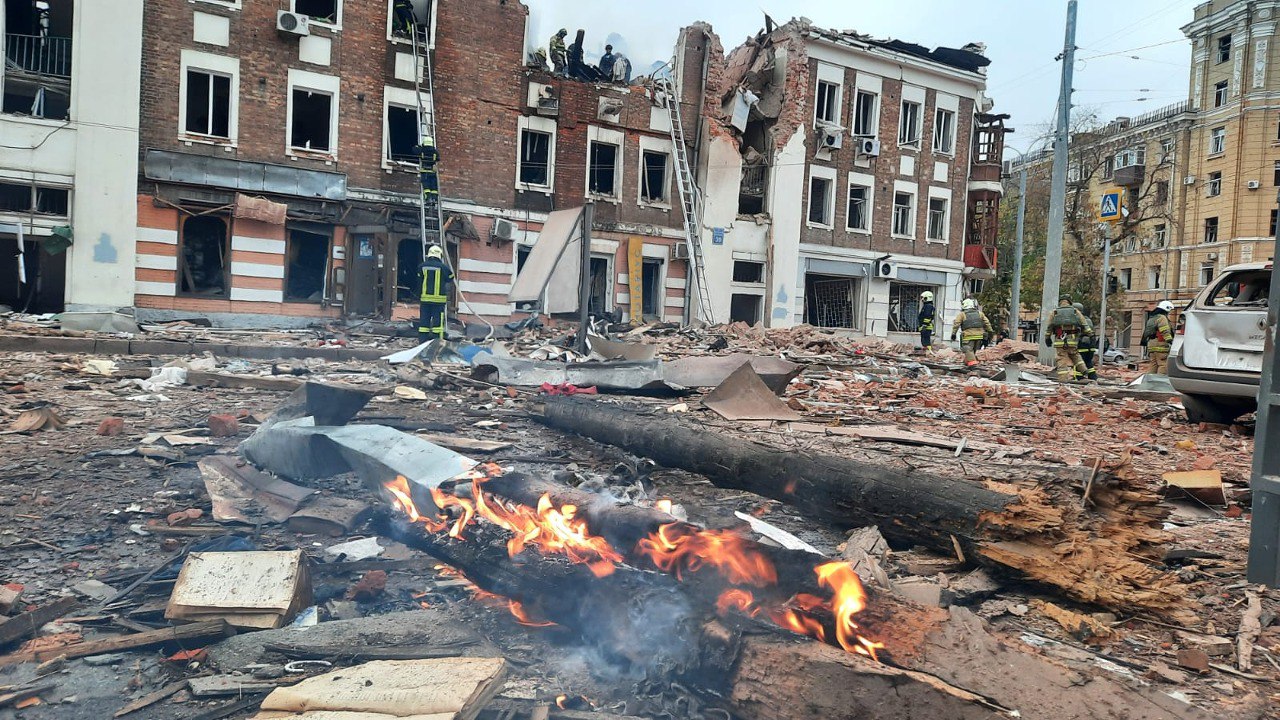 В Харькове растет число раненых при ракетном ударе: новые кадры — фото 2