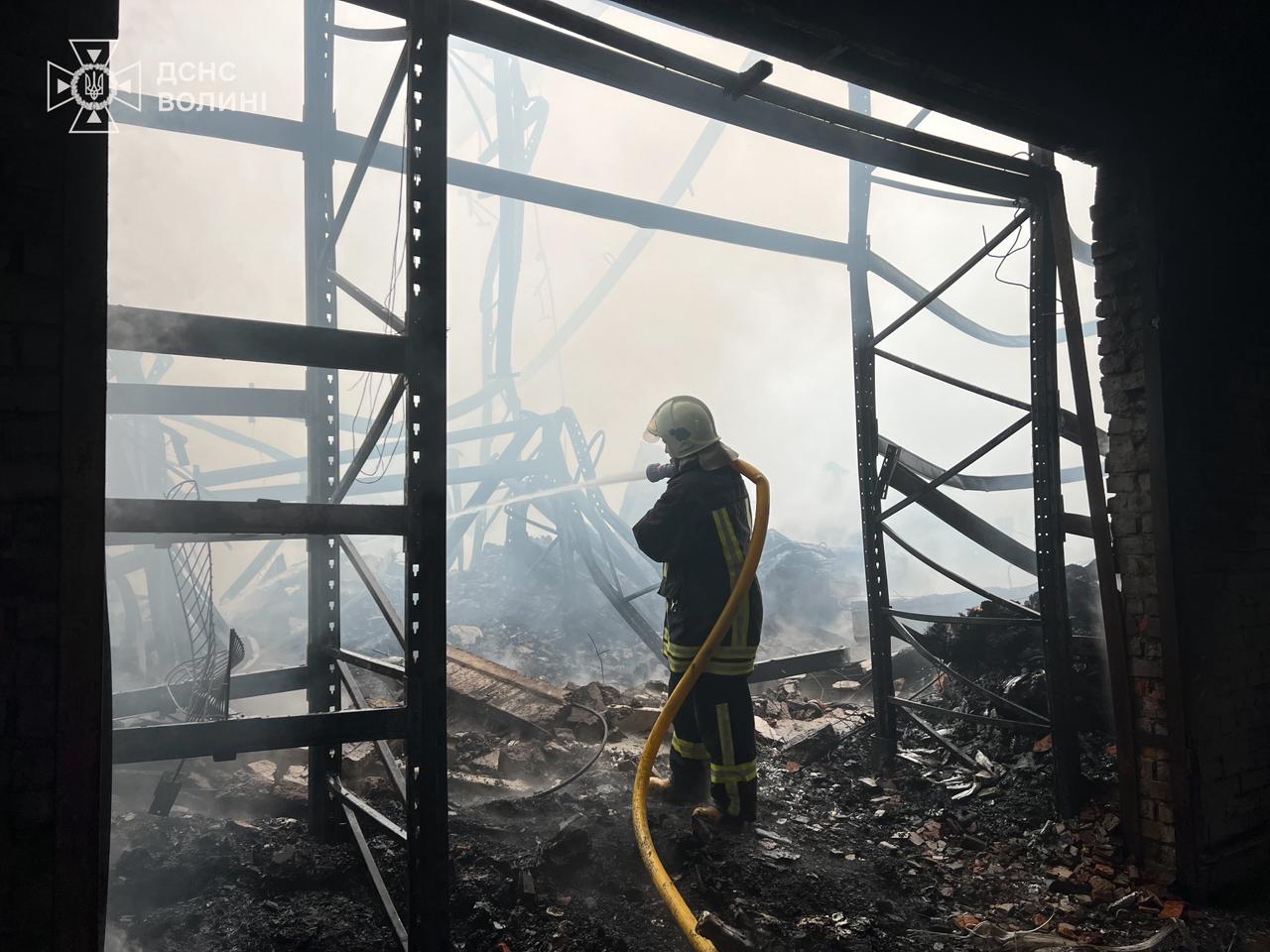 У Луцьку після російської атаки горить продуктовий склад: фото, відео — фото 4