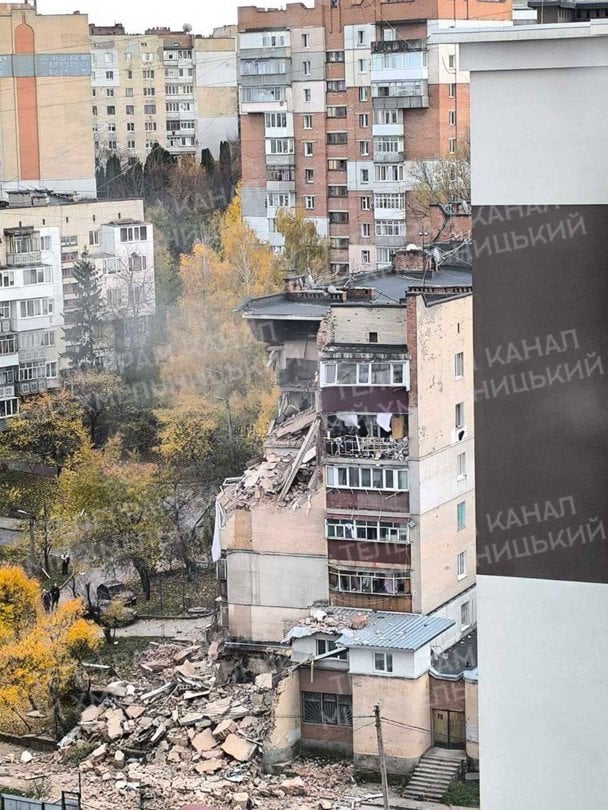 В Хмельницком прогремел взрыв в многоэтажке, после чего обрушились несколько этажа: кадры — фото 1