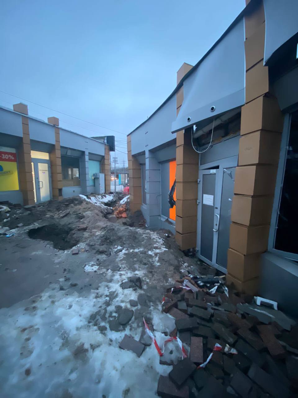 Над станцией метро ”Демеевская” проседает грунт, разрушая торговые павильоны: фото — фото 1