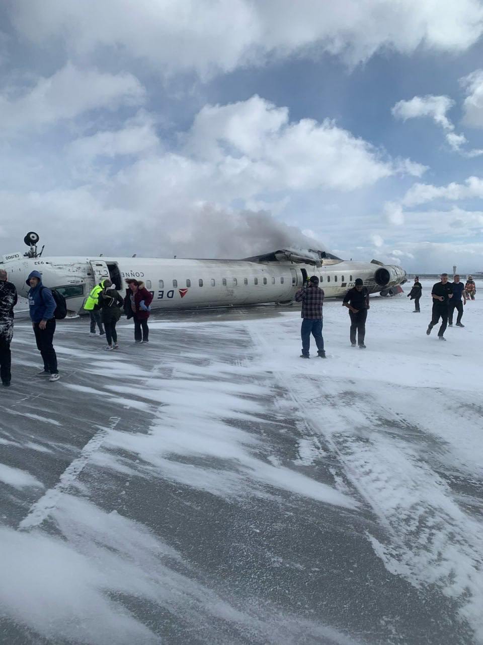 Момент падіння літака авіакомпанії Delta Airlines у Торонто потрапив на камеру — фото 2