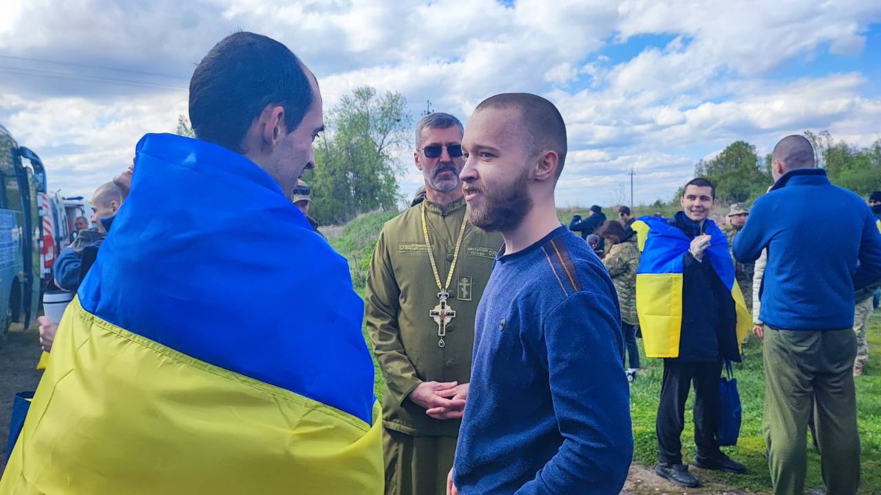 Украина вернула из плена 45 человек: трогательные фото — фото