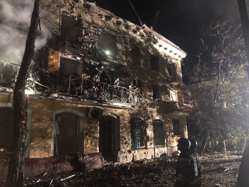 Россияне обстреляли жилой дом в Запорожье: есть погибший, 9 раненых — фото 9