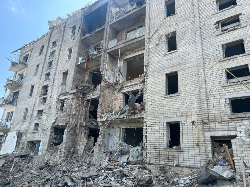 Россия обстреляла многоквартирный дом в Вознесенске: фото — фото 1