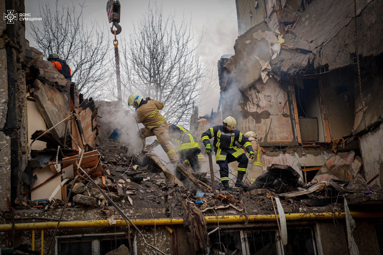 В Сумах из-под завалов дома деблокировали еще одно тело — фото