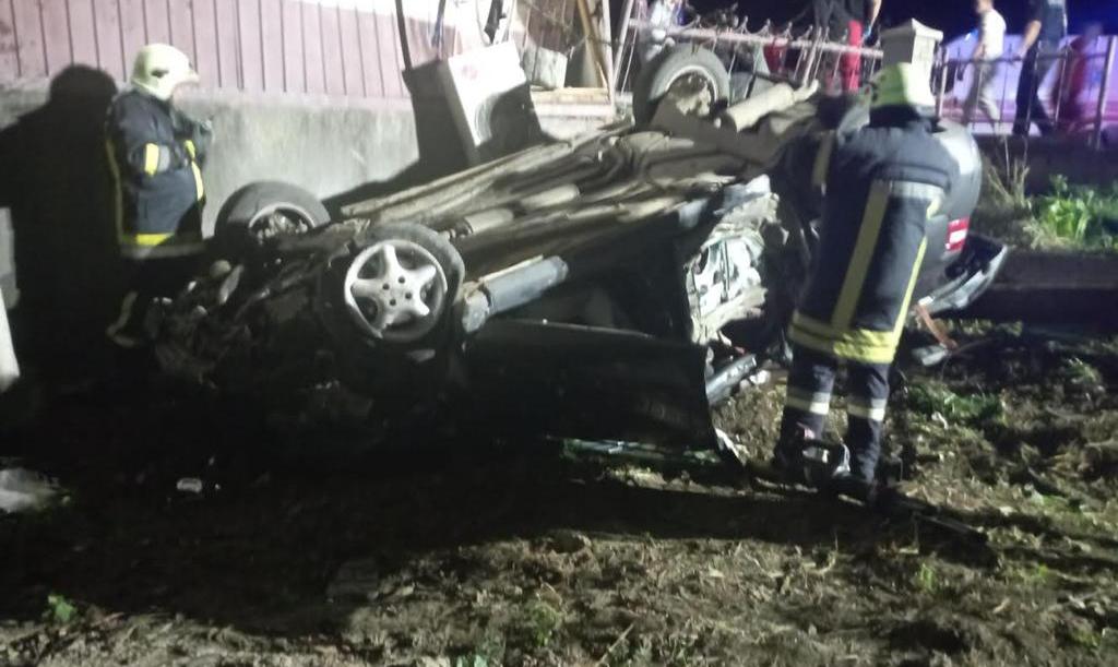 Во Львовской области 18-летний водитель слетел с дороги, машина перевернулась: есть погибший  — фото