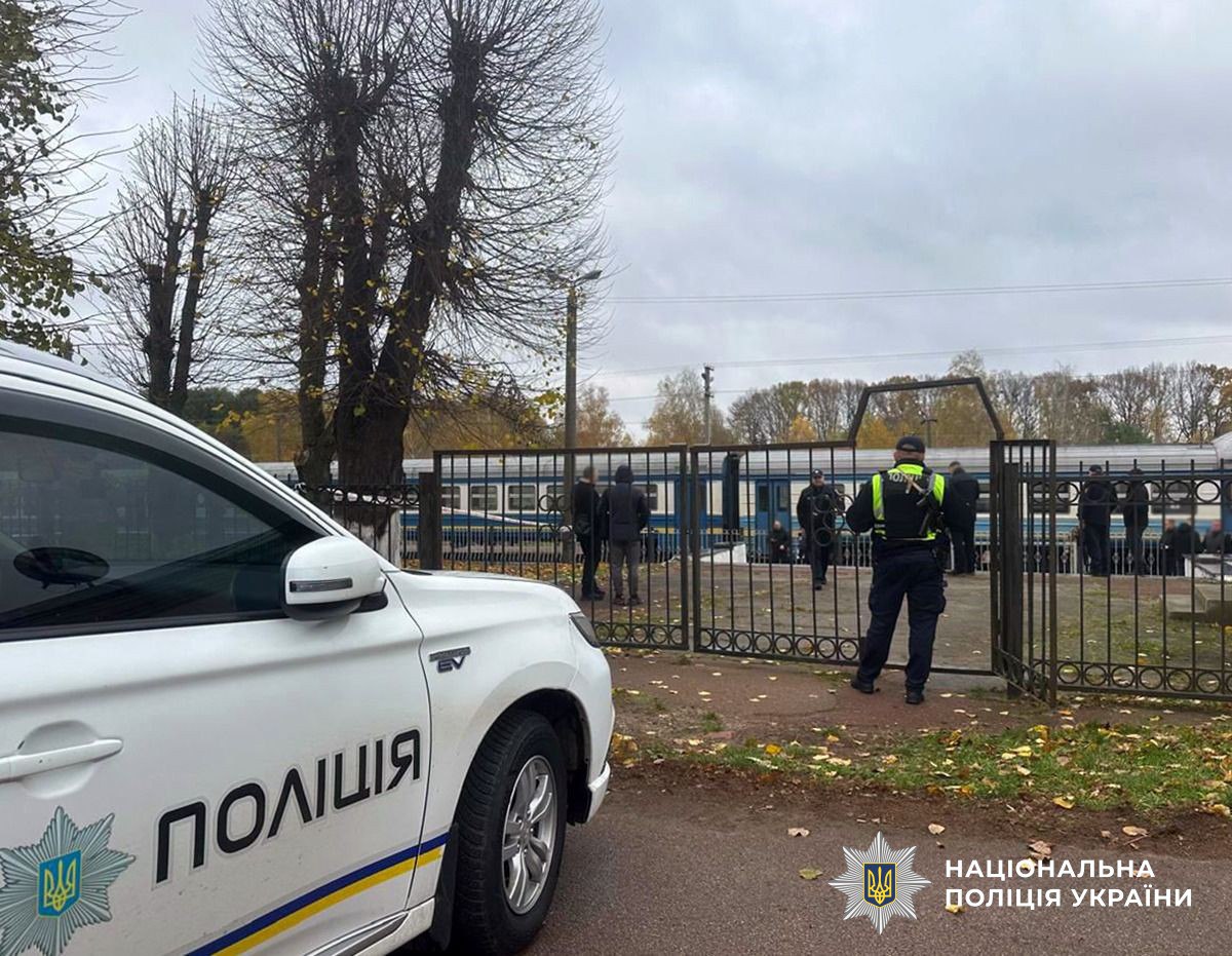 Взрыв на железнодорожном вокзале в Овруче: четыре человека погибли, еще 12 пострадали — фото 1