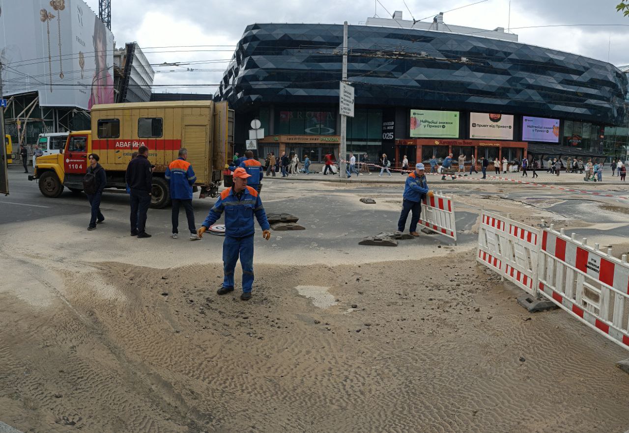 Прорыв трубопровода возле ТЦ Ocean Plaza в Киеве: место повреждения локализовано — фото 1
