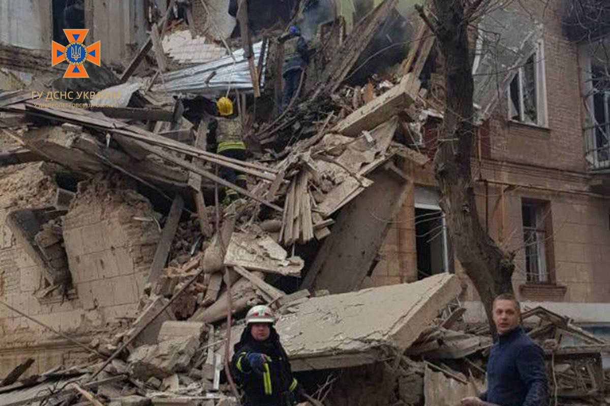 Спасатели показали разрушенный российской ракетой жилой дом в Кривом Роге  — фото