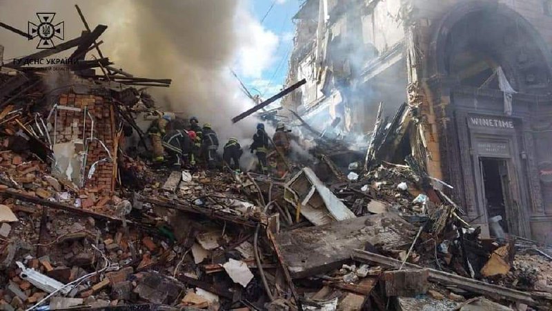 Число жертв ракетного удара по Запорожью выросло до 11. В городе снова взрывы  — фото 3
