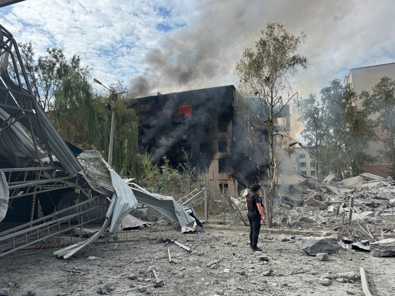 Россияне атаковали Константиновку, применяя артиллерию и ФАБ-500: под завалами домов могут быть люди — фото 5