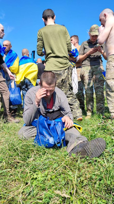Украина вернула из российского плена 45 военных и 2 детей: фото — фото