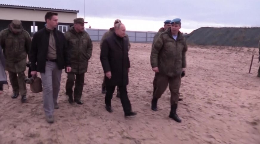 Путина в Рязани сопровождал мужчина, возможно, с ”ядерным чемоданчиком”   — фото 2
