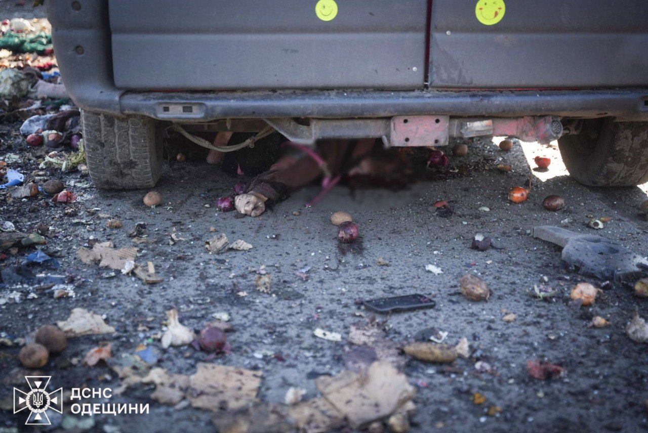 До 10 осіб збільшилася кількість постраждалих під час удару біля ринку в Чорноморську (фото) — фото 4