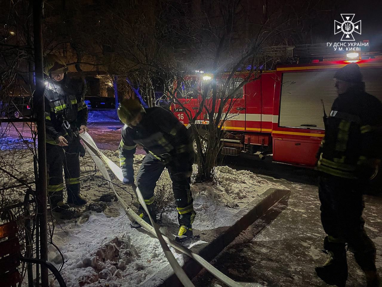 У Києві двоє людей загинули під час пожежі у сміттєзбірнику висотки — фото 3