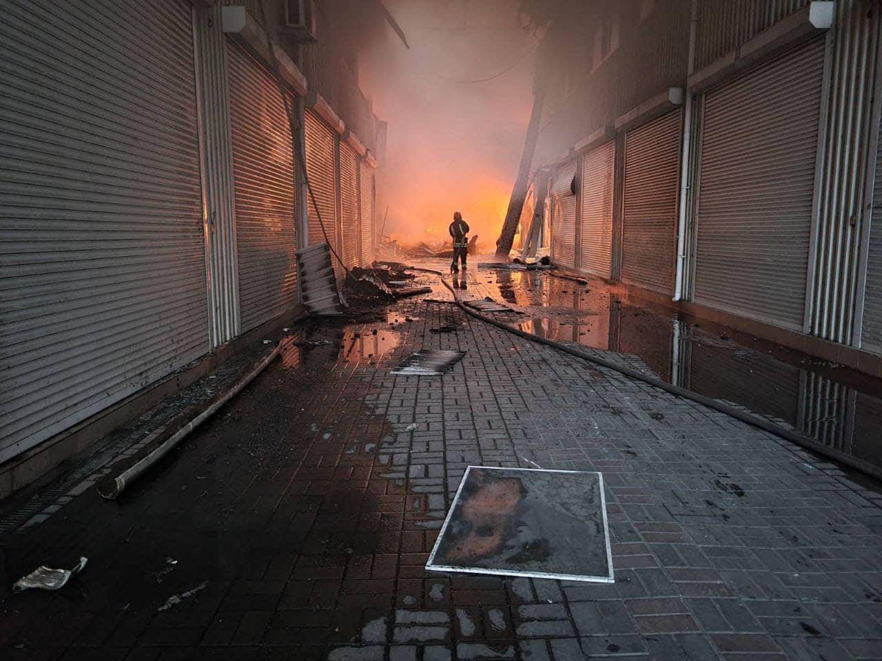 Повреждены зерновой и масляный терминалы, а также склады: кадры последствий атаки на Одессу — фото