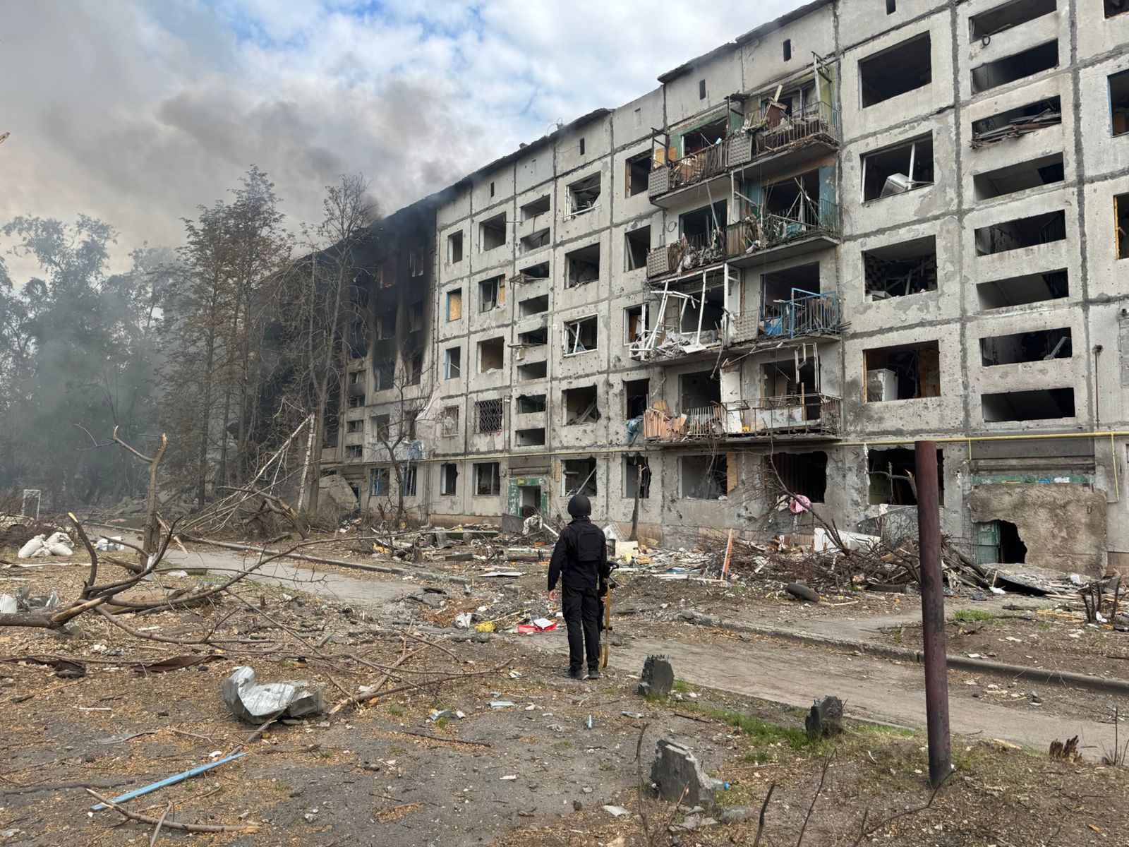 Россияне атаковали Константиновку, применяя артиллерию и ФАБ-500: под завалами домов могут быть люди — фото 4