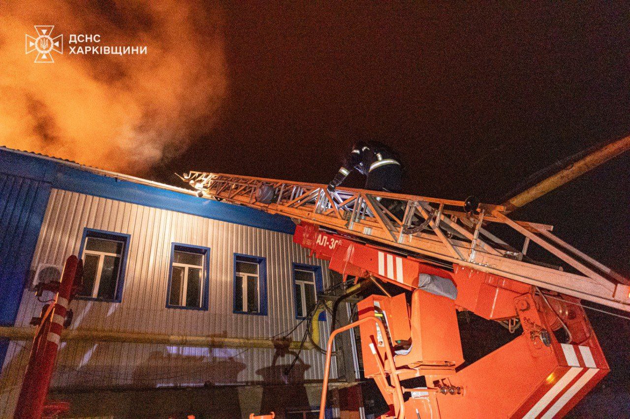 У Харкові загасили масштабну пожежу на підприємстві, яке атакували росіяни: фото  — фото 3