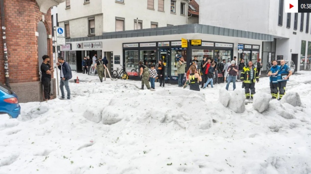 У Німеччині через аномальний град у розпал літа вивели на вулицю снігоприбиральну техніку: фото — фото