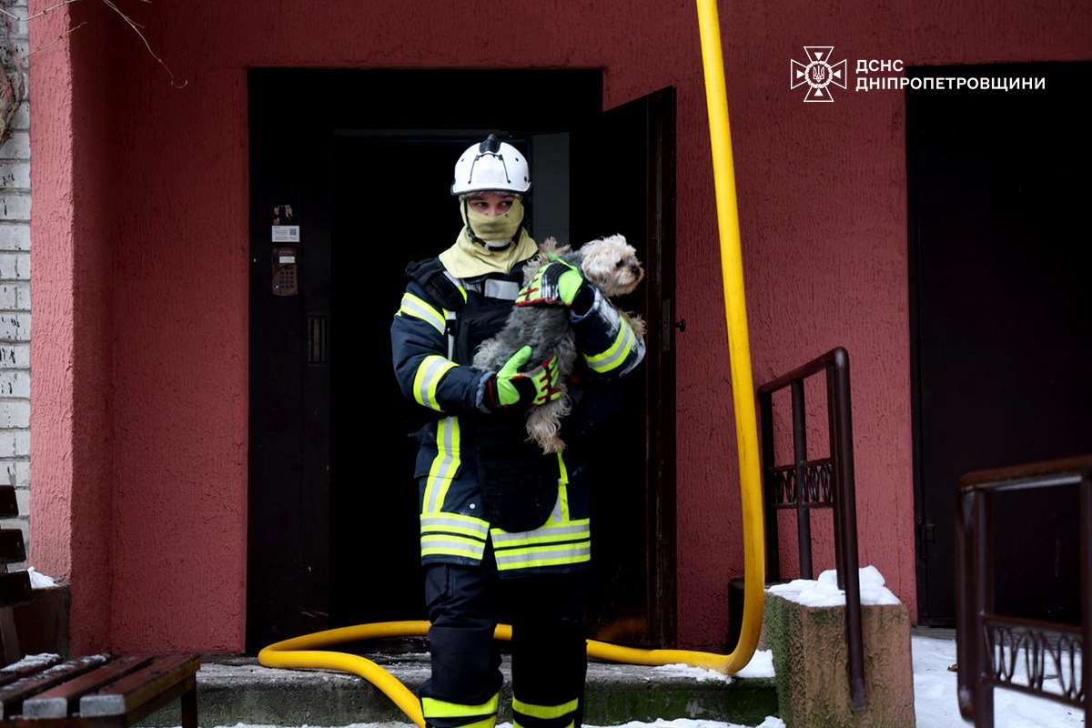 Российский БПЛА влетел в жилой дом в Днепре: 14 пострадавших — фото 9