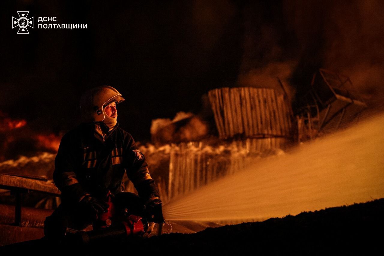 Рятувальники показали кадри наслідків удару по енергооб'єкту у Полтавській області — фото 4